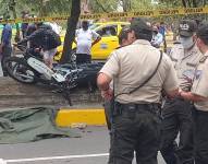 Policía invadió carril de ciclovía en Quito y murió tras atropellar con su moto a una mujer