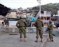 Militares y policías sitiaron las faldas del cerro Las Cabras, en Durán, durante un operativo.