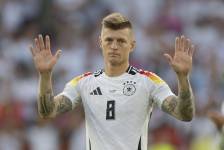El centrocampista de la selección alemana Toni Kroos se despide de su afición al término del partido de cuartos de final de la Eurocopa