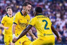 Pervis Estupiñán celebrando el triunfo del AC Milan.