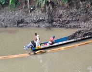 Trabajos de contención de crudo en el río Caple.