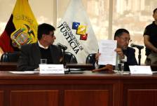 Luis Zaldumbide (i) e Iván Saquicela (d) presentaron un proyecto de instructivo.