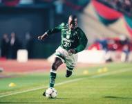 Faustino Asprilla jugando con la camiseta de Palmeiras.