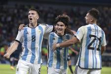 Máximo Perrone (i) de Argentina celebra su gol hoy, en un partido del grupo A de la Copa Mundial de Fútbol sub-20 entre Argentina y Guatemala en el estadio Único de Ciudades en Santiago del Estero (Argentina). EFE/ Juan Ignacio Roncoroni