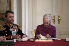La reina Margarita firma su abdicación en favor de su hijo Federico, nuevo rey de Dinamarca.