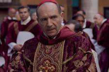 Ralph Fiennes interpretó al cardenal Lawrence.