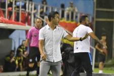 El entrenador del Manta FC, Efrén Mera, criticó la actuación de Bryan Loayza ante Barcelona SC por la LigaPro.
