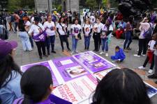 Los ciudadanos marchaban con grandes carteles en los que aparecían los rostros de las mujeres víctimas de femicidio.