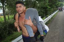 Migrantes participan en una caravana hoy, en el municipio de Huehuetán, México.