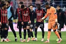 Jugadores del AC Milan lamentan el empate ante el Sassuolo por la fecha 15 de la Serie A
