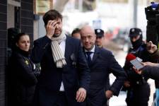 El exfutbolista español Gerard Piqué sale del juzgado acompañado de su abogado David Velázquez tras declarar en Majadahonda el 14 de marzo de 2025.