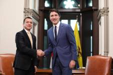 Saludo entre el presidente Noboa y el primer ministro canadiense, Justin Trudeau.