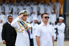 Imagen del presidente Daniel Noboa en una ceremonia de la Armada Nacional.