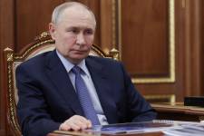 En esta foto compartida, distribuida por la agencia estatal rusa Sputnik, el presidente ruso, Vladímir Putin, se reúne con el director ejecutivo de Promsvyazbank en el Kremlin de Moscú el 15 de mayo de 2025.