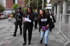 Amanda y Tamia Villavicencio, previo a la audiencia de formulación de cargos en el caso Villavicencio en el Complejo Judicial.