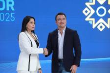 Los candidatos Luisa González y Daniel Noboa saludaron al inicio del debate