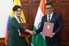 QUITO, Ecuador.- La canciller Gabriela Sommerfeld saluda al ministro de Estado para Asuntos Exteriores y Textiles de la India, Shri Pabitra Margherita.
