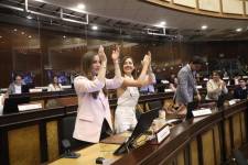 Lucía Jaramillo al final de la sesión en el Pleno de la Asamblea Nacional.