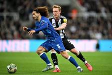 El lateral izquierdo del Chelsea, Marc Cucurella, disputa el balón con Sean Longstaff, jugador del Newcastle por los octavos de final de la Carabao Cup