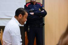 El exjugador brasileño del FC Barcelona, Dani Alves, fue condenado a cuatro años y medio de prisión por violar a una joven en un baño de una discoteca en Barcelona.
