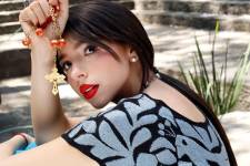 La cantante Ángela Aguilar con una cruz.