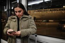 La vicepresidenta en el aeropuerto a la espera de tomar un vuelo rumbo a Ginebra.