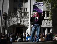 Una activista sostiene un cartel que dice Las mujeres nacen, no son un tipo con un formulario frente a la Corte Suprema en Londres el 16 de abril de 2025, tras el fallo del tribunal sobre cómo definir a una mujer.