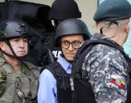 Christian Zurita, candidato del movimiento Construye, acudió con un fuerte resguardo policial a ejercer su derecho al voto.