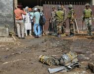 Personal del ejército indio se encuentra junto a explosivos, transportados por un dron, después de que fueran interceptados por el sistema de defensa aérea indio, en las afueras de Amritsar, el 10 de mayo de 2025.