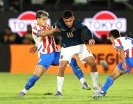AMDEP2717. ASUNCIÓN (PARAGUAY), 04/09/2025.- Ramón Sosa (i) y Andrés Cubas (d) de Paraguay disputan el balón con Kendry Páez (c) de Ecuador este jueves, en un partido por las eliminatorias a la Copa Mundial 2026 entre Paraguay y Ecuador en el estadio Defensores del Chaco en Asunción (Paraguay). EFE/ Juan Pablo Pino