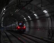 Uno de los 18 trenes del Metro de Quito durante un recorrido.