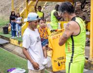 El entrenador Diego López le entrega la camiseta de Barcelona SC a Deivy Frnco