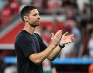 El español Xabi Alonso aplaude el desempeño de los jugadores del Bayer Leverkusen.