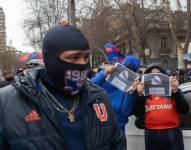 Hinchas de Universidad de Chile protestan contra Independiente de Avellaneda