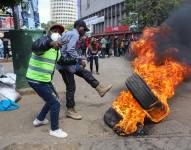 Protestantes kenianos incendiando llantas