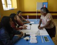 Ciudadana en Guatemala ejerciendo su derecho al voto durante las elecciones presidenciales