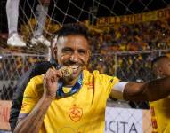 Víctor Figueroa con la medalla de campeón de Aucas