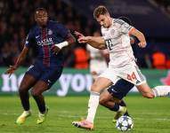 El defensa del París Saint-Germain, Willian Pacho, disputa el balón con el defensor del Bayer Múnich, Josip Stanisic, por la cuarta jornada de la fase inicial de la Champions League.