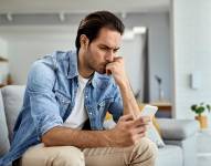 Un hombre preocupado usando el celular