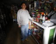 Un cliente compra en una tienda donde no hay energía, en Quito (Ecuador).