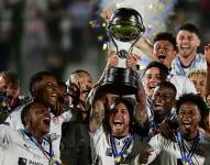 Ezequiel Piovi levanta el trofeo de la Copa Sudamericana