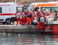 Equipos de rescate desembarcan una bolsa con un cadáver en Palermo.