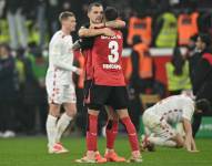 Piero Hincapié celebra su clasificación a las semifinales de la Copa de Alemania