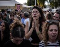 Ciudadanos celebrando el anuncio del fin de la guerra en Tel Aviv.