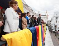 Daniel Noboa junto a algunos de sus ministros en el balcón de Carondelet.