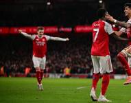 Bukayo Saka celebra su gol con Piero Hincapié contra el Wolves por la fecha 16 de la Premier League