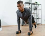 Ejercicio en casa con mancuernas