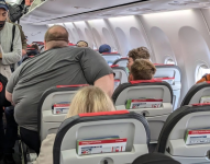 Pasajero con sobrepeso sentado en un avión