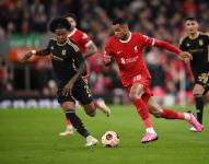 Ángelo Preciado (i) de Sparta Praga intenta marcar a Cody Gakpo, de Liverpool, durante el juego de octavos de final de la UEFA Europa League.