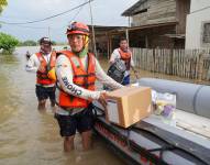 Personal de la Secretaría de Riesgos y el Municipio de Chone entregan kits de asistencia humanitaria.